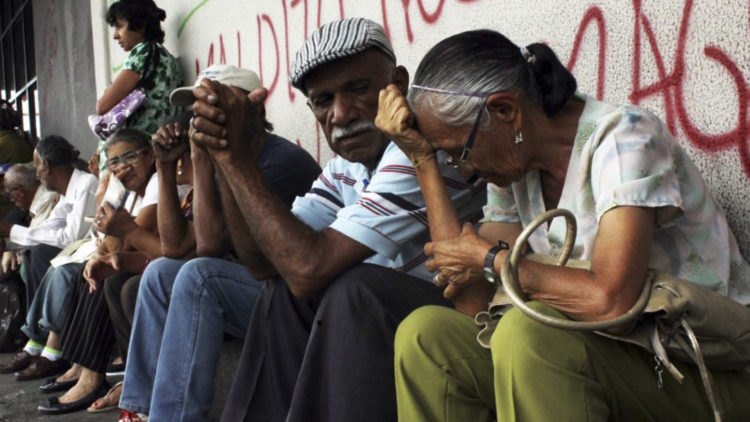 Jubilados y pensionados en el Día del Adulto Mayor: Sin poder adquisitivo nos hemos convertido en dependientes de nuestros hijos y nietos