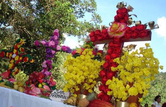 Instituciones mantienen viva la celebración de la Cruz de Mayo