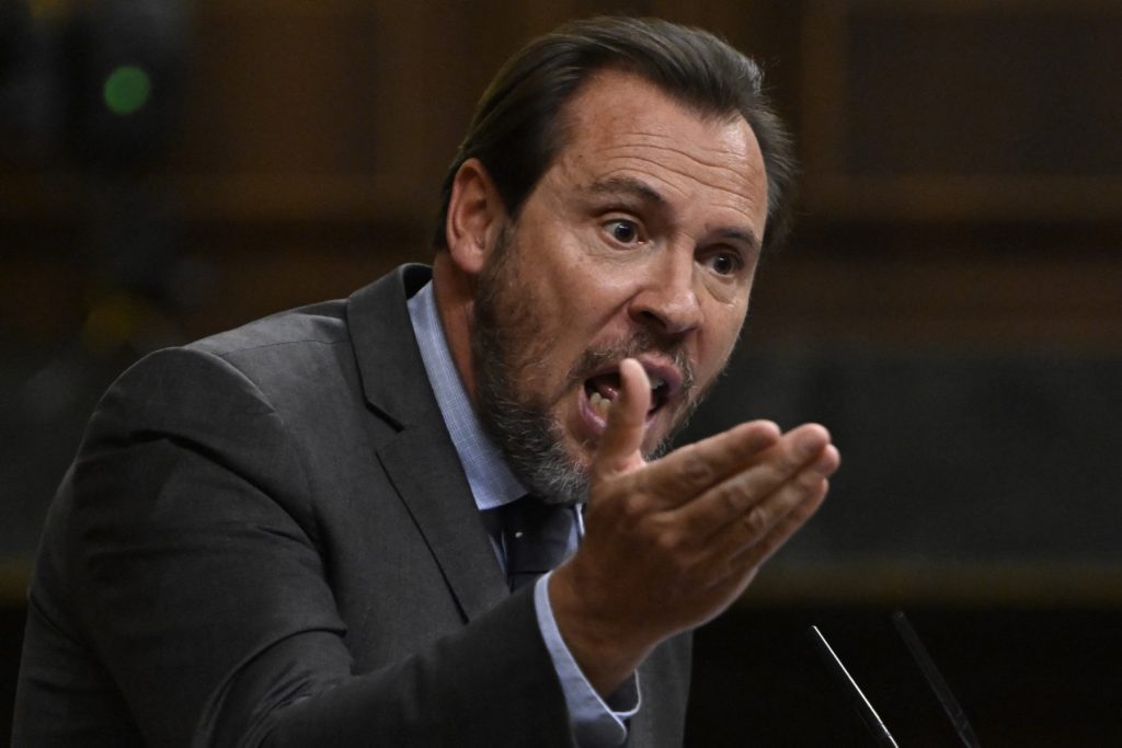 Ministro de Transportes de España llamó "saco de mierda" a un periodista