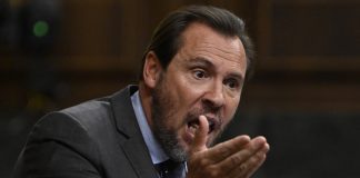 Ministro de Transportes de España llamó "saco de mierda" a un periodista