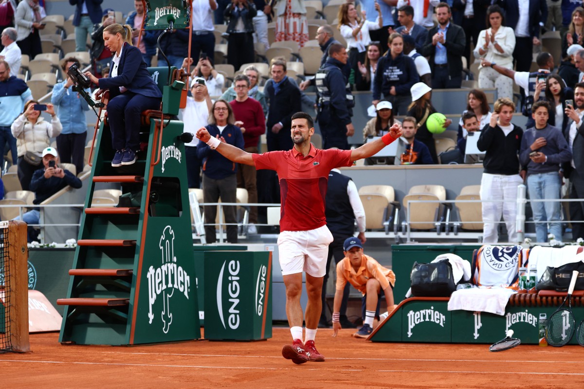 Djokovic vuelve a remontar, Medvedev se despide de Roland Garros