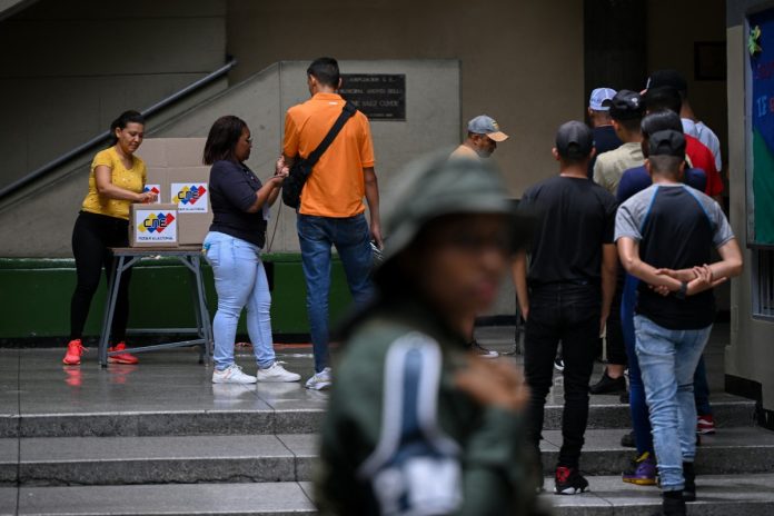 Venezolanos en simulacro electoral