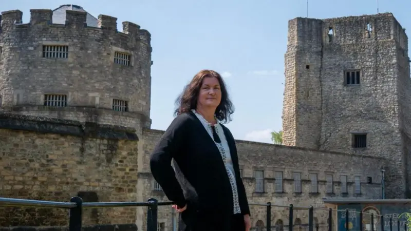 Katherine Newman trabaja en el Castillo y Prisión de Oxford. Castillo de Oxford 