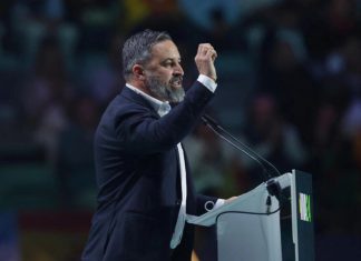 El líder de Vox, Santiago Abascal, pronuncia un discurso en el escenario durante el mitin "Europa Viva 24" del partido ultraderechista español Vox, en Madrid, el 19 de mayo de 2024. AFP - OSCAR DEL POZO