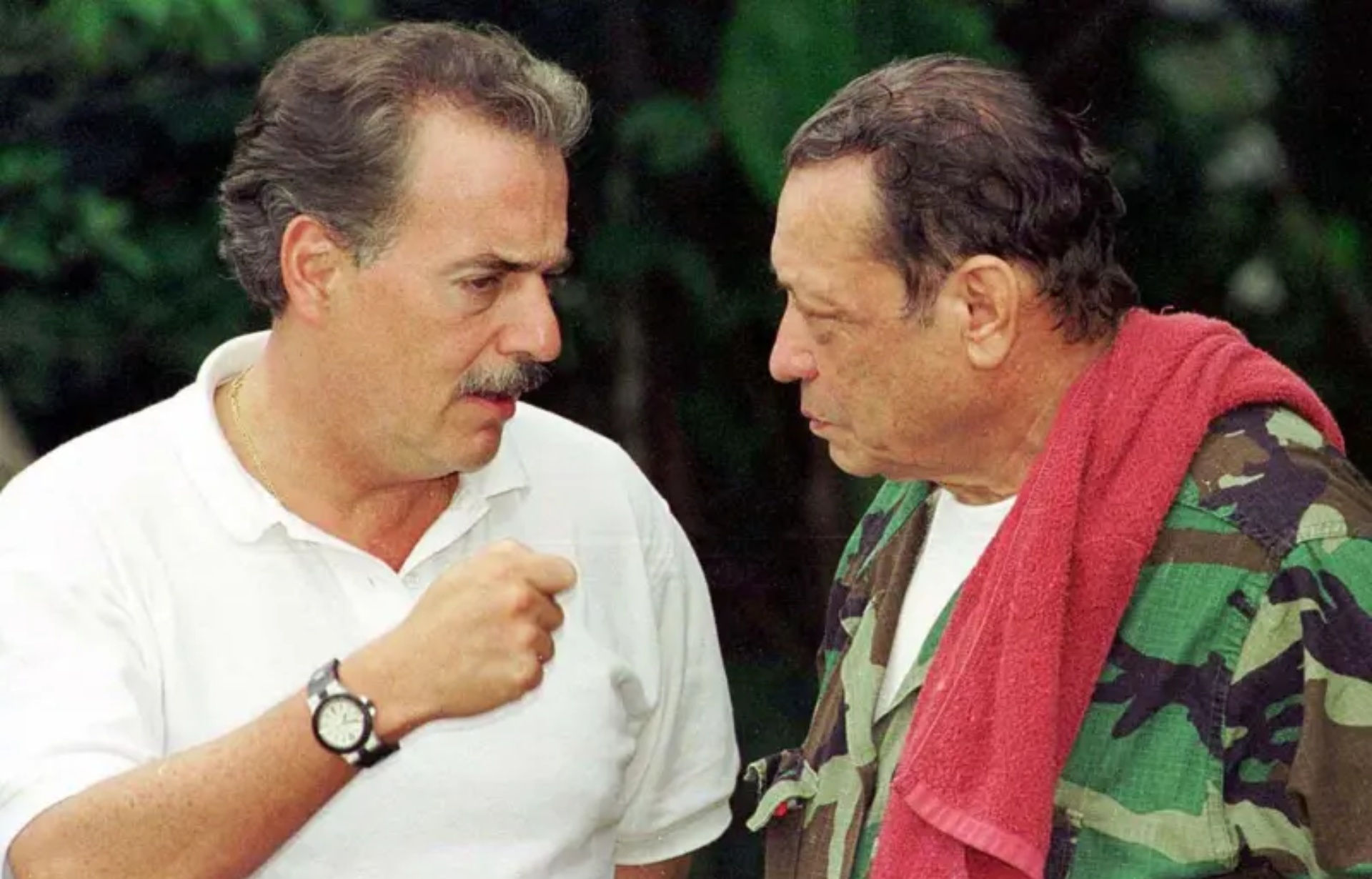 Manuel Marulanda Vélez junto al entonces presidente de Colombia, Andrés Pastrana, en la época en que las FARC llegaron a ser más poderosas que nunca. Getty Images 