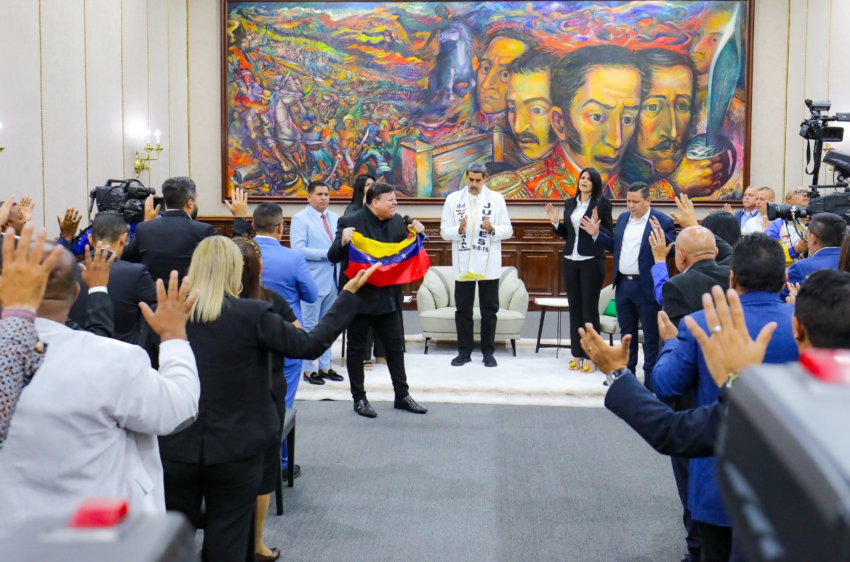 Maduro reúne a pastores evangélicos en Miraflores en oración por «arrepentimiento»