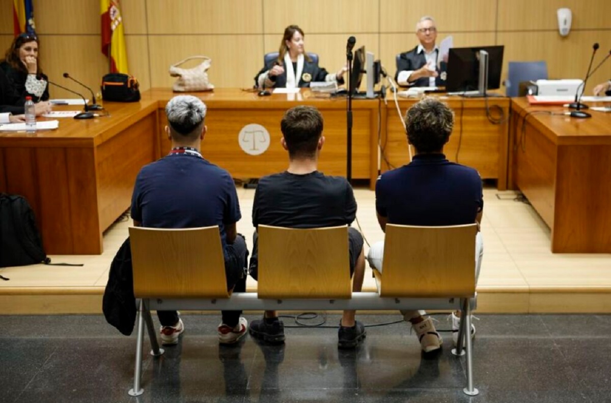 Condenan a ocho meses de cárcel a los jóvenes que insultaron a Vinícius