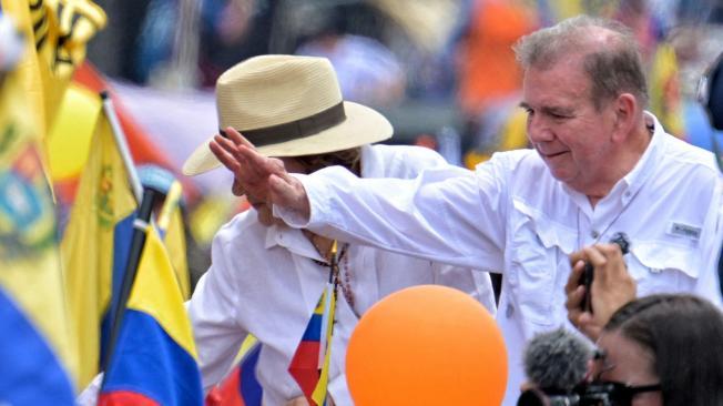 El candidato presidencial venezolano Edmundo González (R) saluda junto a su esposa Mercedes López durante un mitin de campaña en Barinas, Venezuela, el 6 de julio de 2024. Foto: AFP 