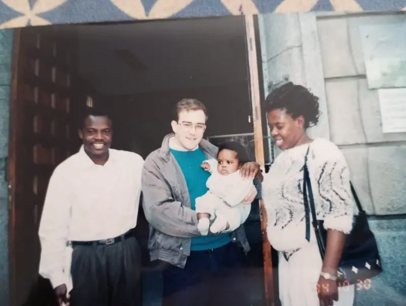 Félix y María junto a Iñaki Mardones Aja, quien tenía en sus brazos a Iñaki Williams. Cortesía: Iñaki Mardones Aja 