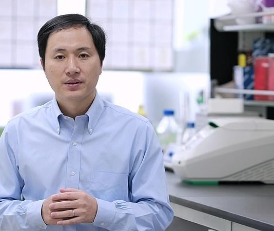 Científico chino que modificó bebés genéticamente medita oferta para trabajar en EE UU