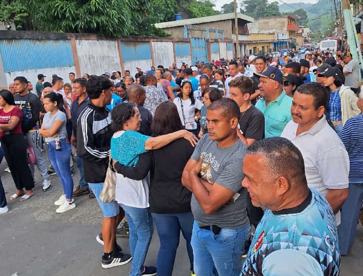 Madrugonazo electoral en Zamora: “Si amanecemos en colas de gasolina, podemos amanecer en la cola para votar”