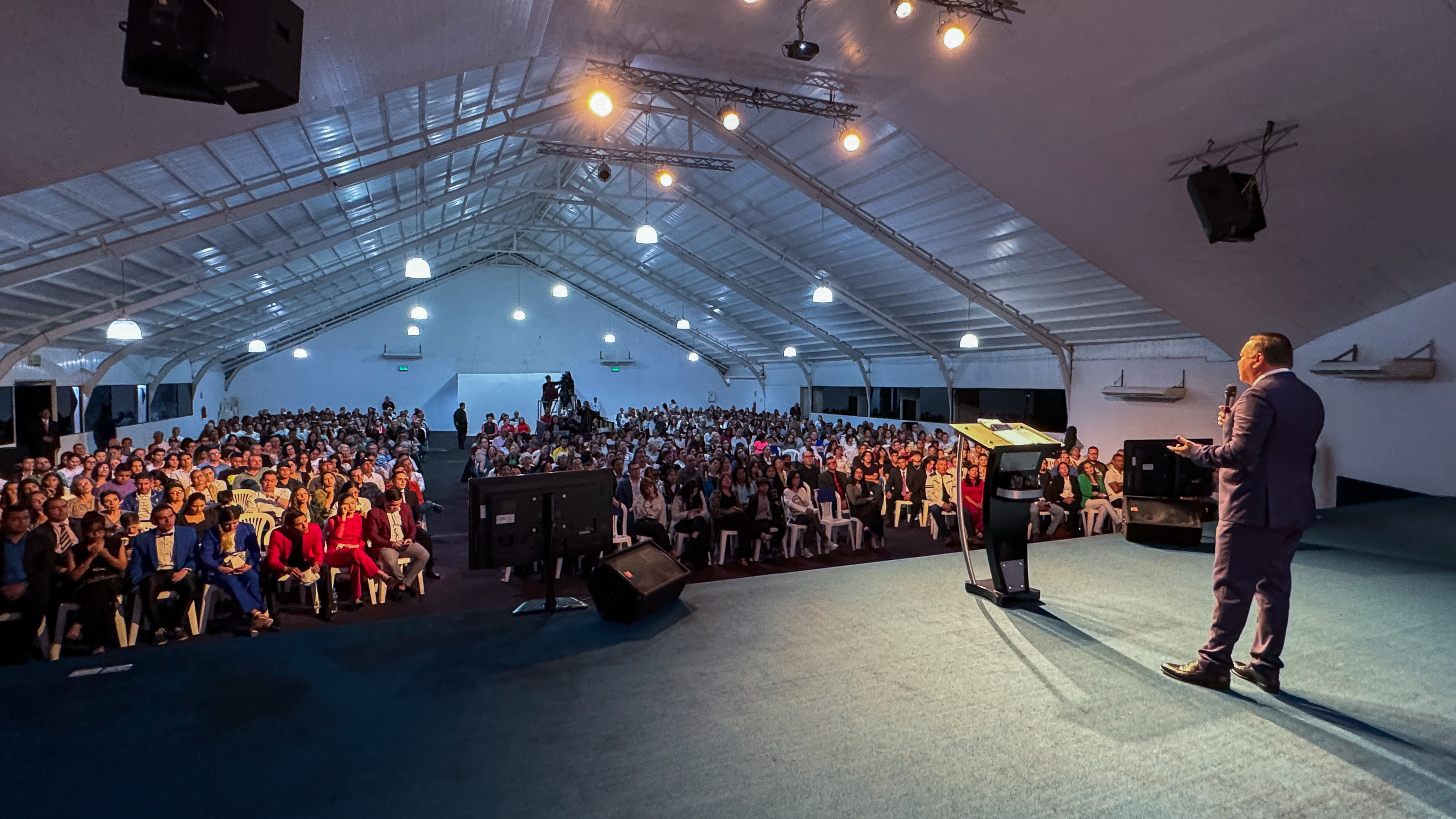 Javier Bertucci realizó encuentro con jóvenes en Valencia