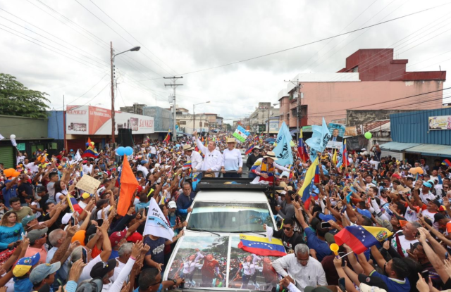 Entre aplausos y consignas recibieron a Edmundo González en Barinas: «Unidos somos invencibles»