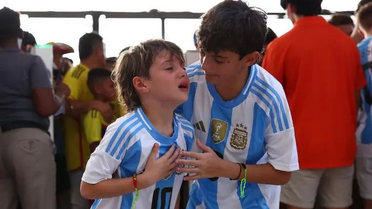 Caos en la final de la Copa América: masivo ingreso de hinchas sin entradas retrasó el inicio del Argentina vs. Colombia