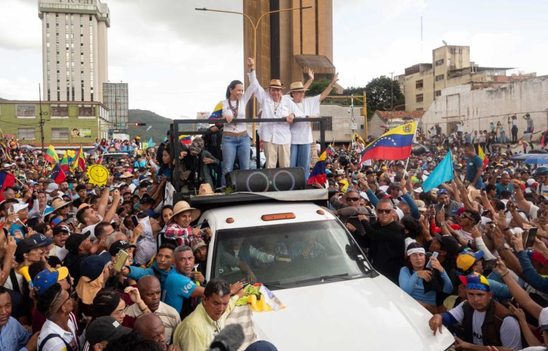 Retenes, amenazas policiales y simpatizantes presos: así es la odisea de María Corina Machado para hacer campaña en Venezuela