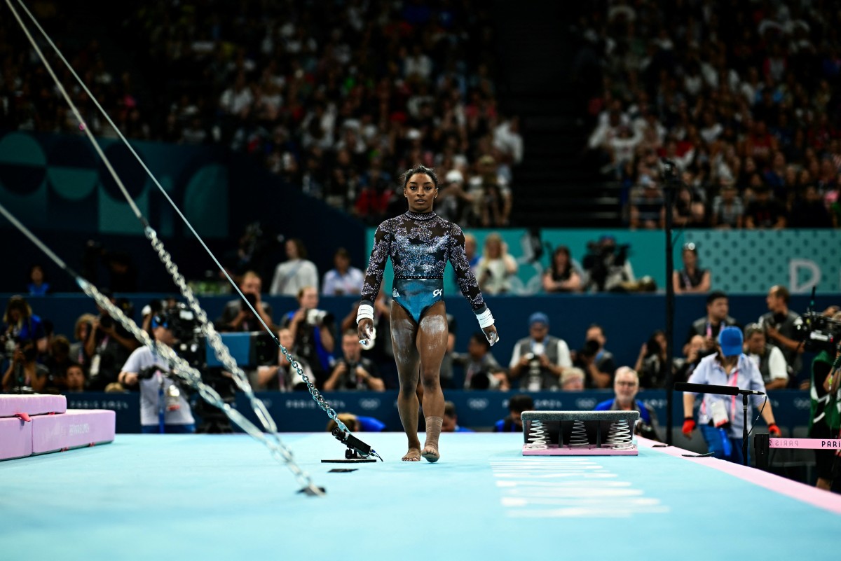 Simone Biles demostró en su debut en París que está en plena forma