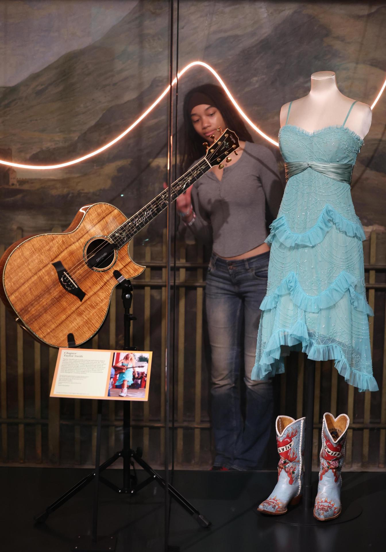 Un museo en Londres expone el closet y memorabilia de Taylor Swift