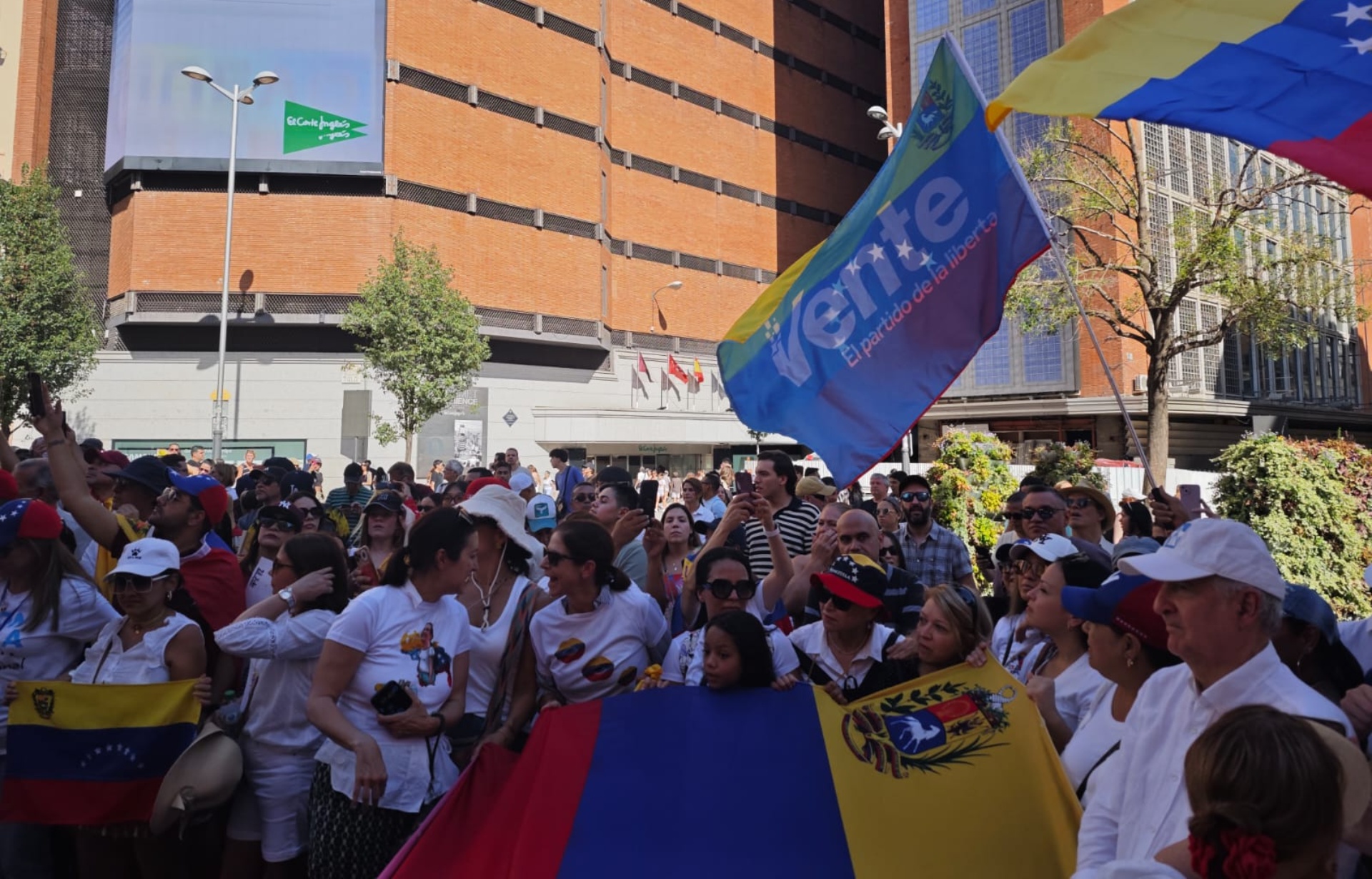 Venezolanos en Madrid hicieron caravana en apoyo a Edmundo González