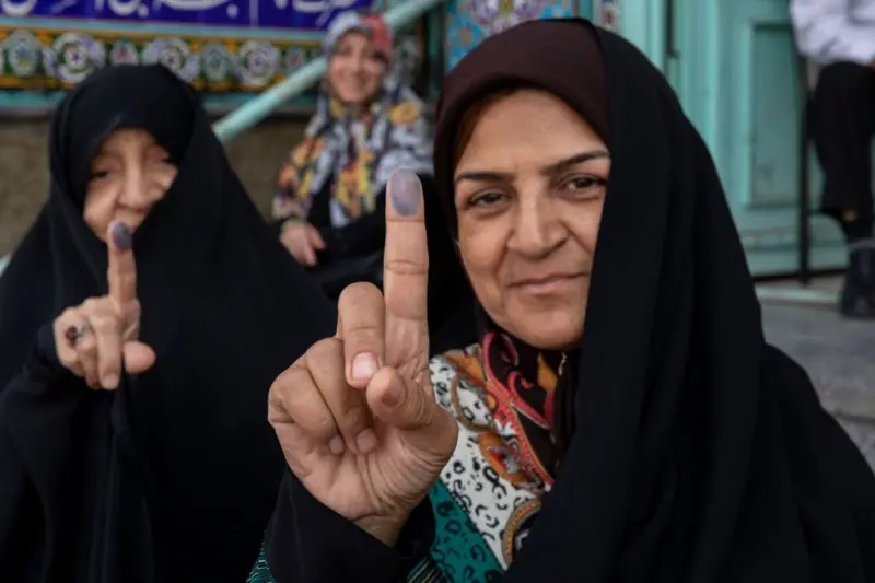 Mujeres votaron en las elecciones en las que resultó electo  Masoud Pezeshkian