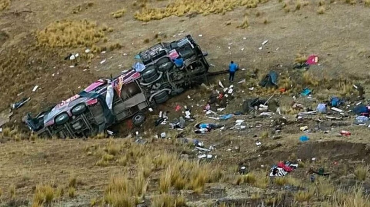 Murieron 29 personas tras caer un autobús por un abismo en Perú