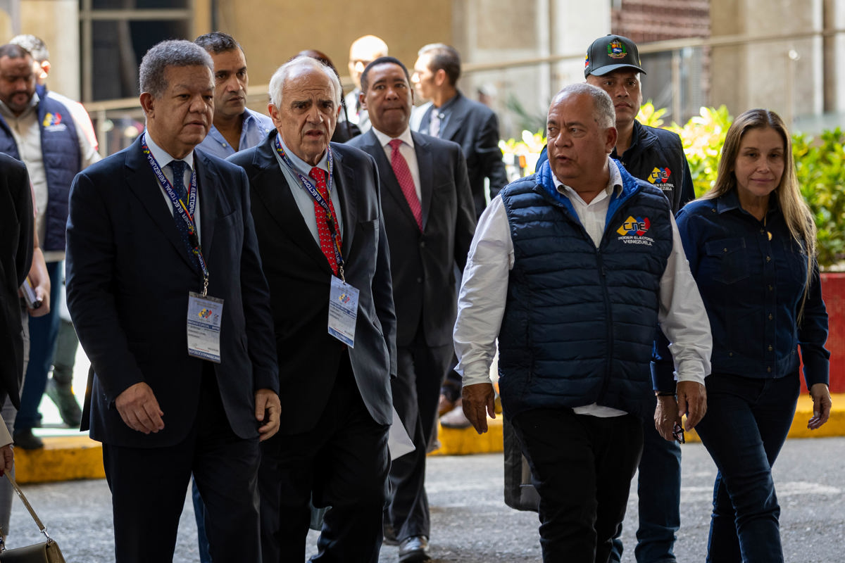 Leonel Fernández y Ernesto Samper recomiendan al CNE publicar la totalidad de las actas