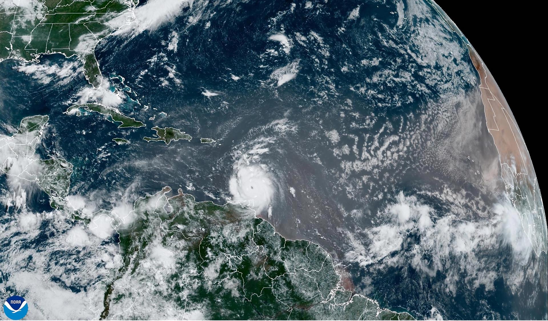 Huracán Beryl se intensifica antes de llegar a las Islas de Barlovento