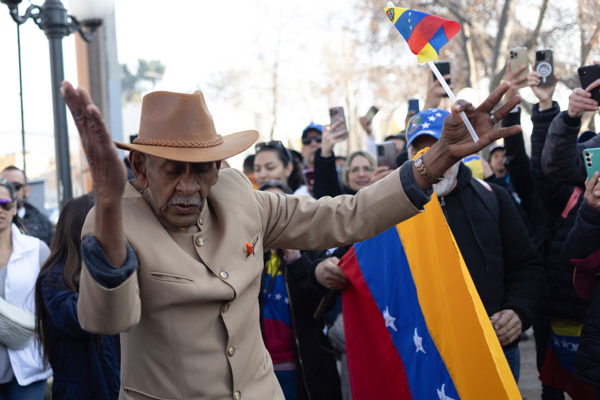 Ciudadanos venezolanos votan en Chile