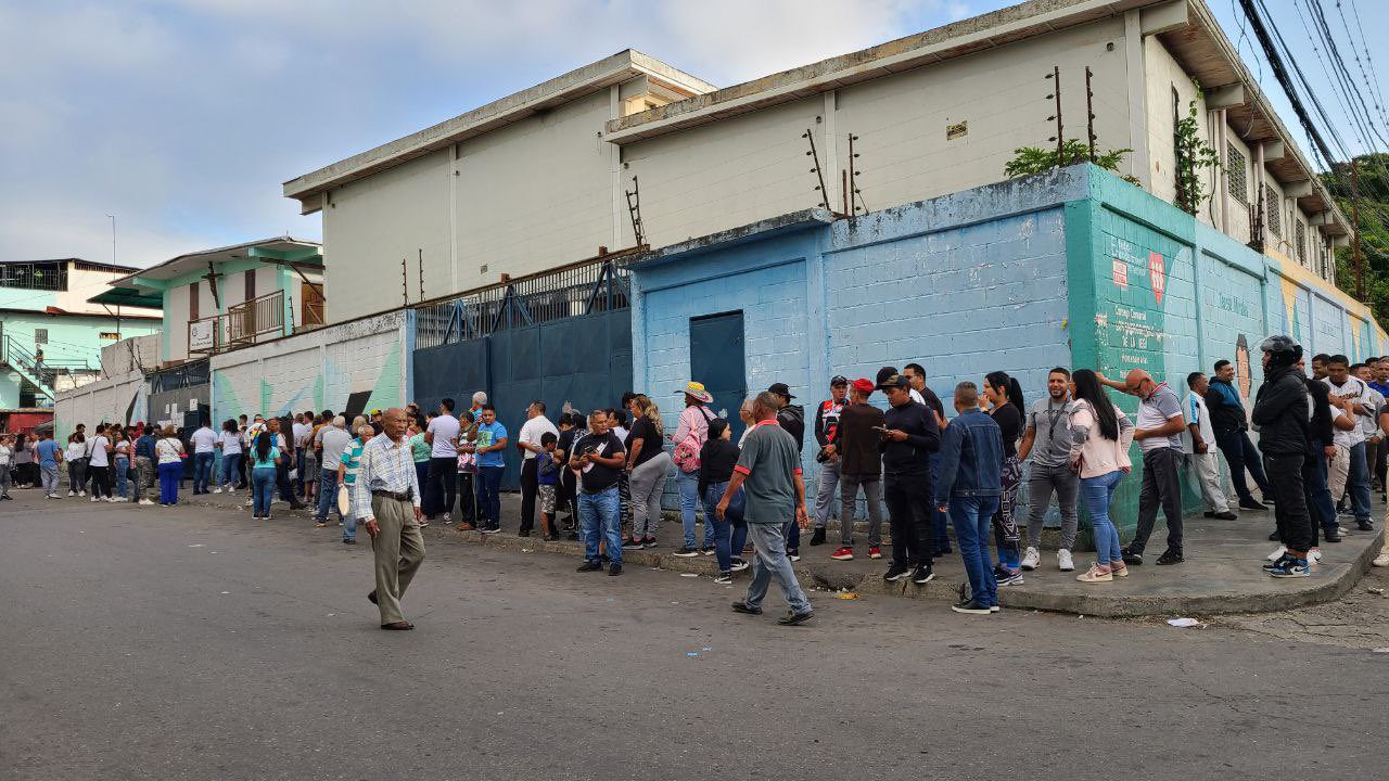 “La Vega está con Edmundo”: el noroeste de Caracas vota sin mayores contratiempos