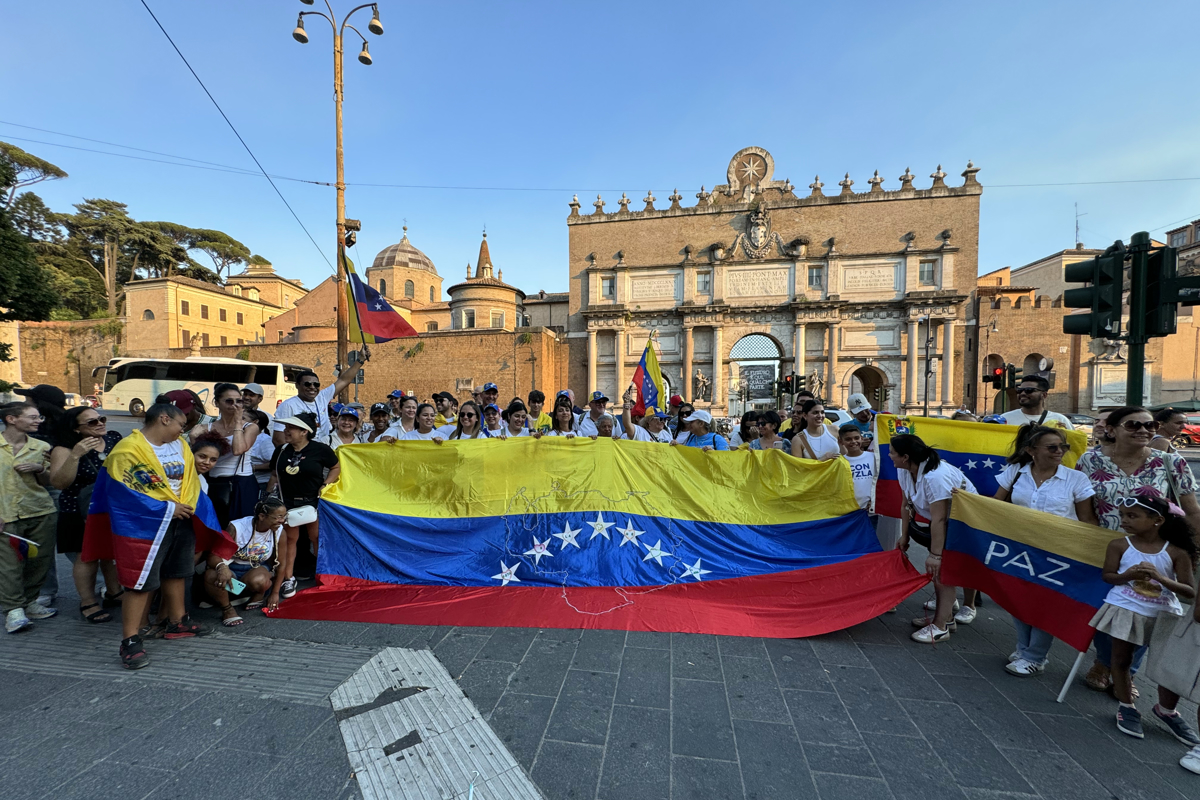 Venezolanos votaron este domingo en su embajada en Roma. Foto: EFE.