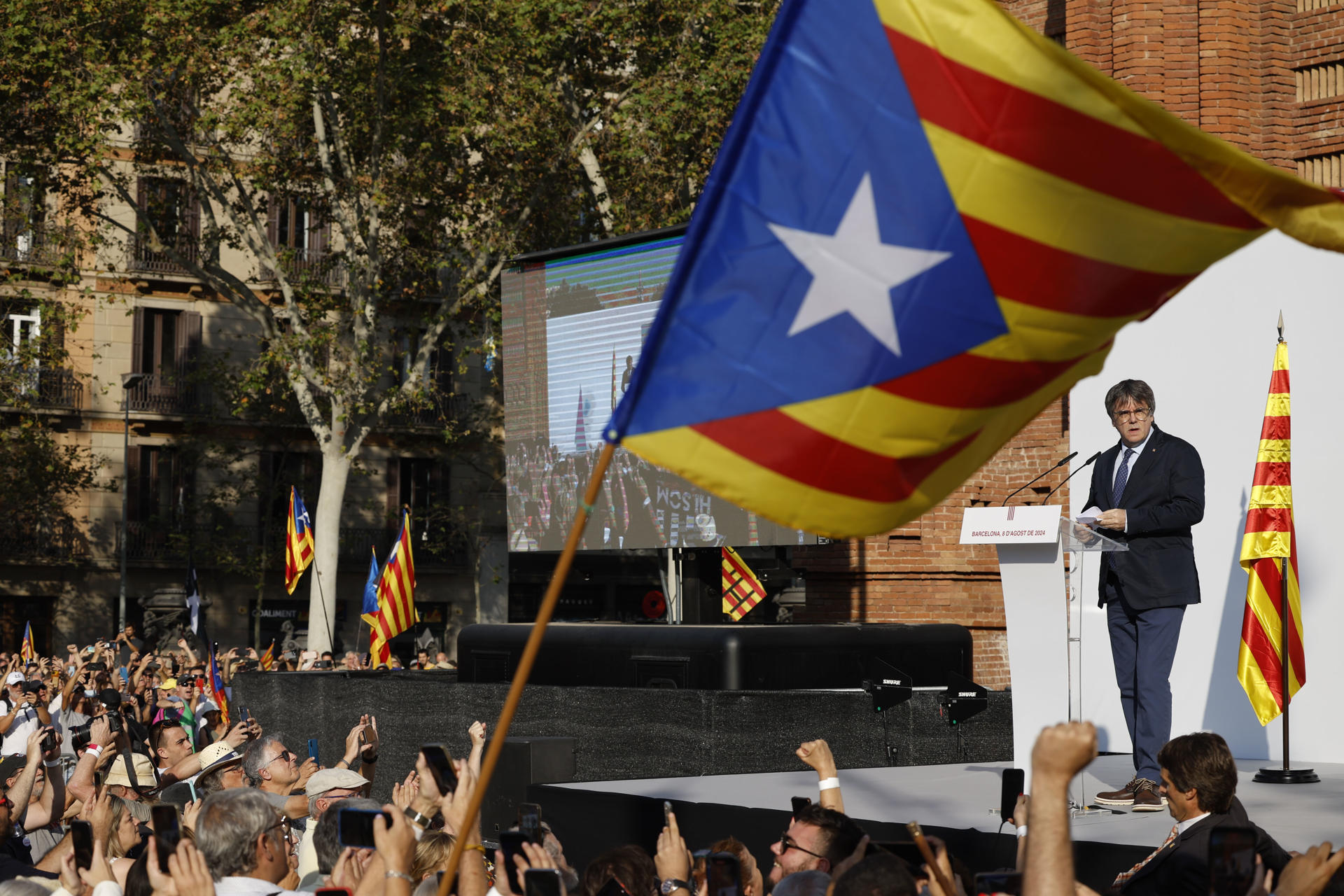 Puigdemont logra irrumpir en su acto de bienvenida junto al Parlament sin ser detenido