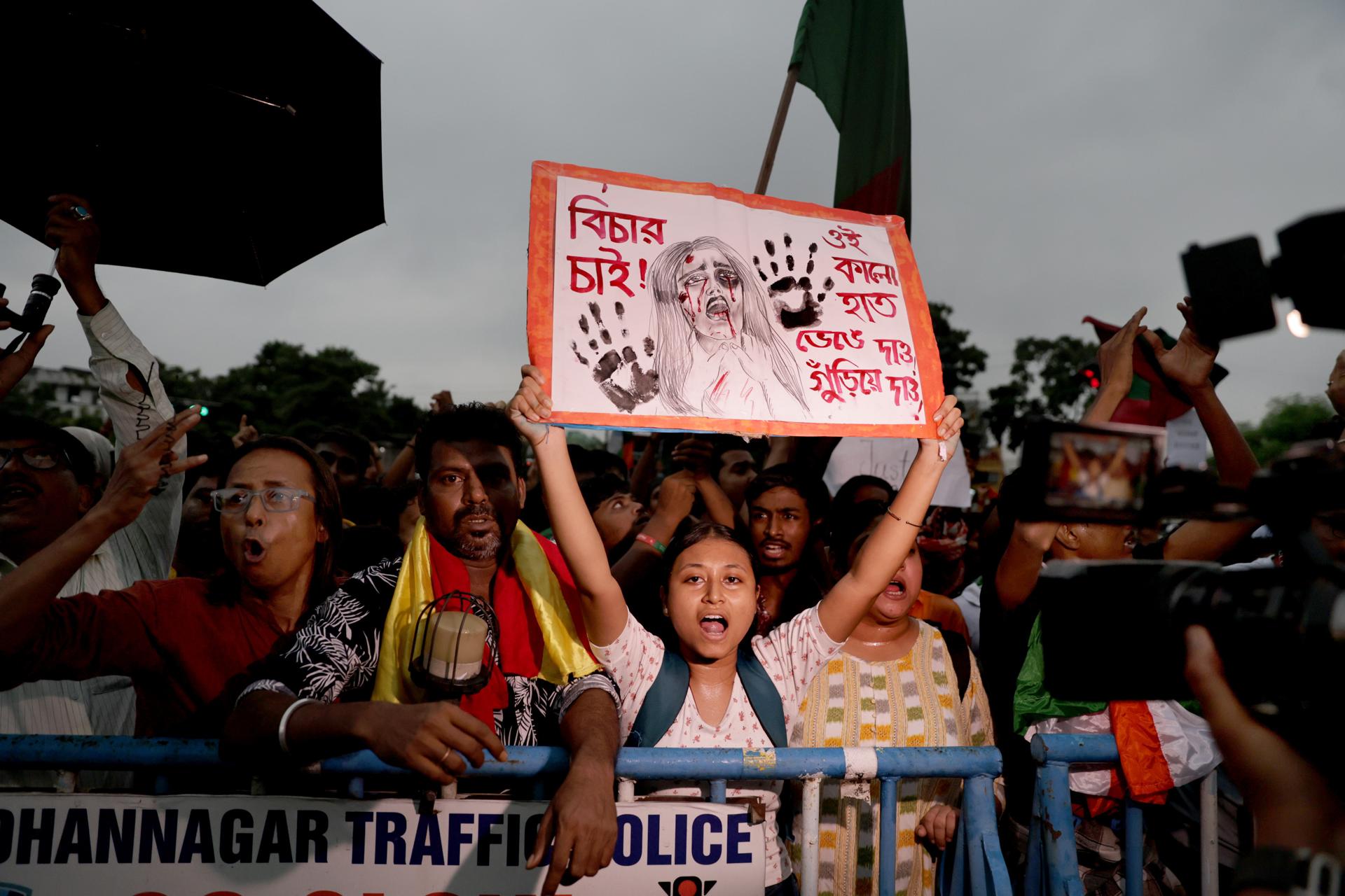 Soccer fans protest over alleged rape and murder incident in Kolkata