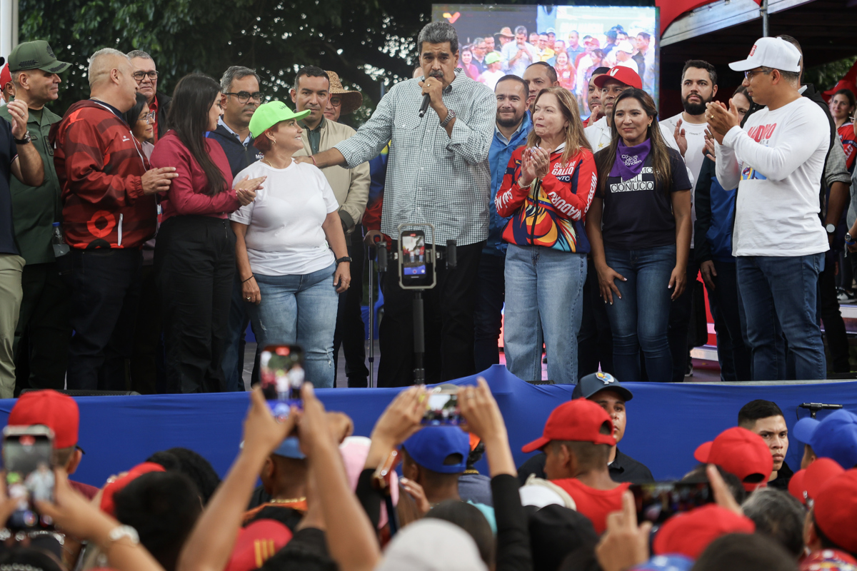 Chavismo celebrates Maduro's controversial reelection after a month of the elections