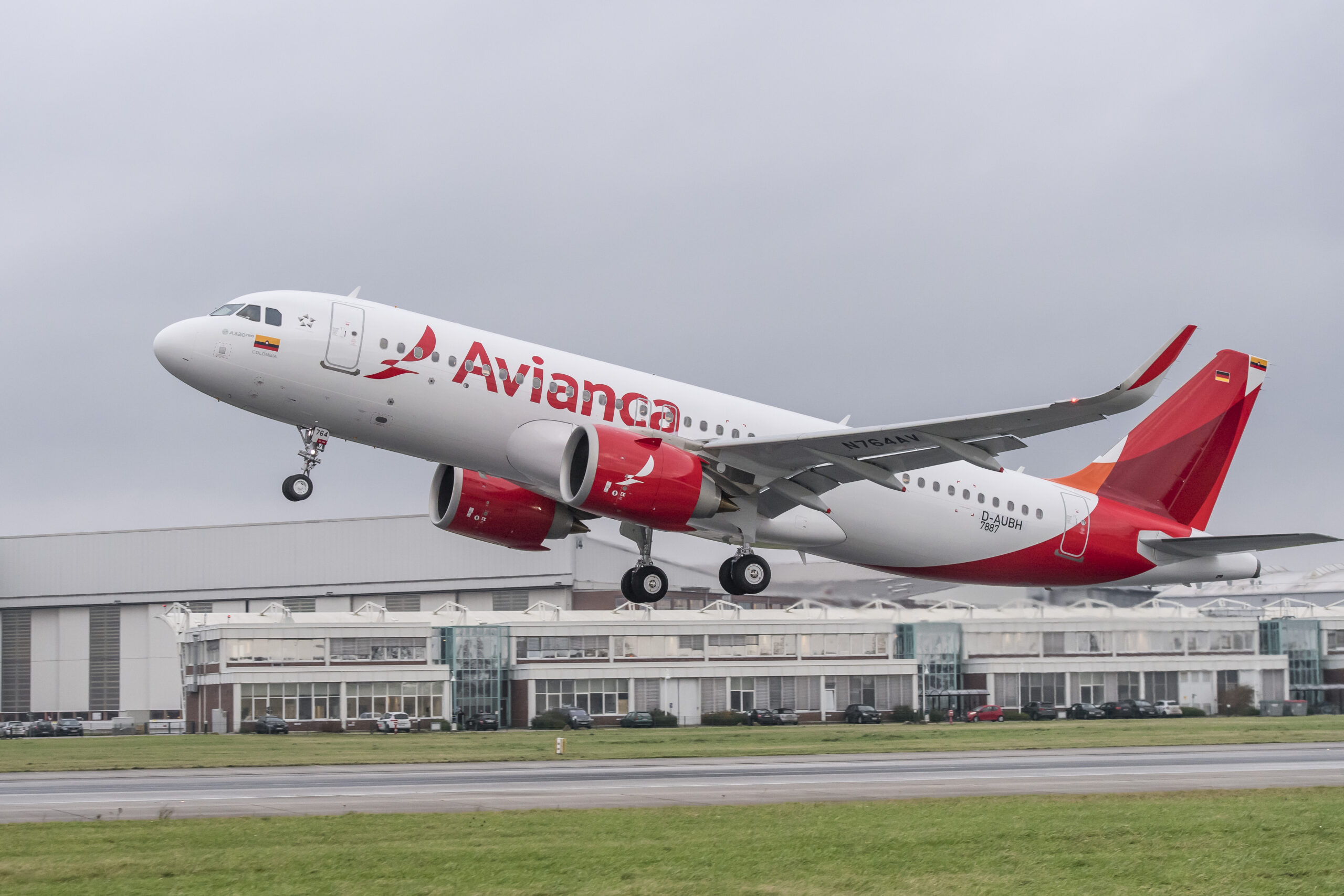 Avianca suspende 26 vuelos y otras aerolíneas toman medidas por crisis de combustible en Colombia