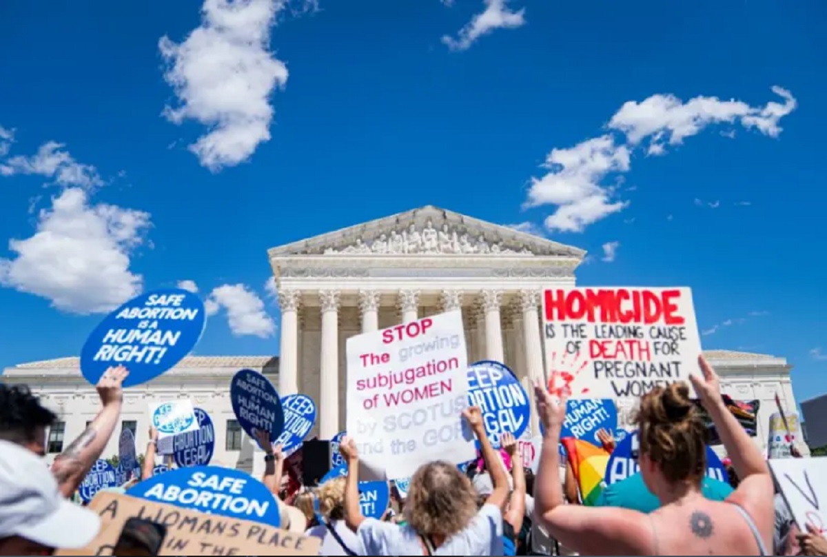 Desde la revocación de Roe vs Wade, partidarios del derecho al aborto se han manifestado en varias ocasiones frente a la Corte Suprema de Estados Unidos