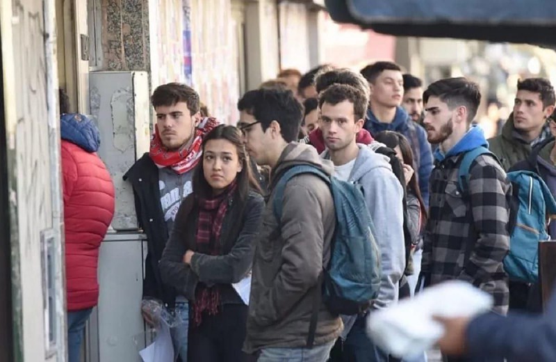 La tasa mundial de desempleo juvenil es la más baja en 15 años, según la OIT