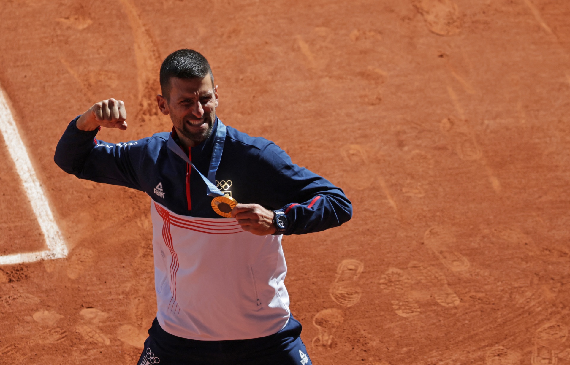 Djokovic gana el oro olímpico al derrotar en titánica final a Alcaraz