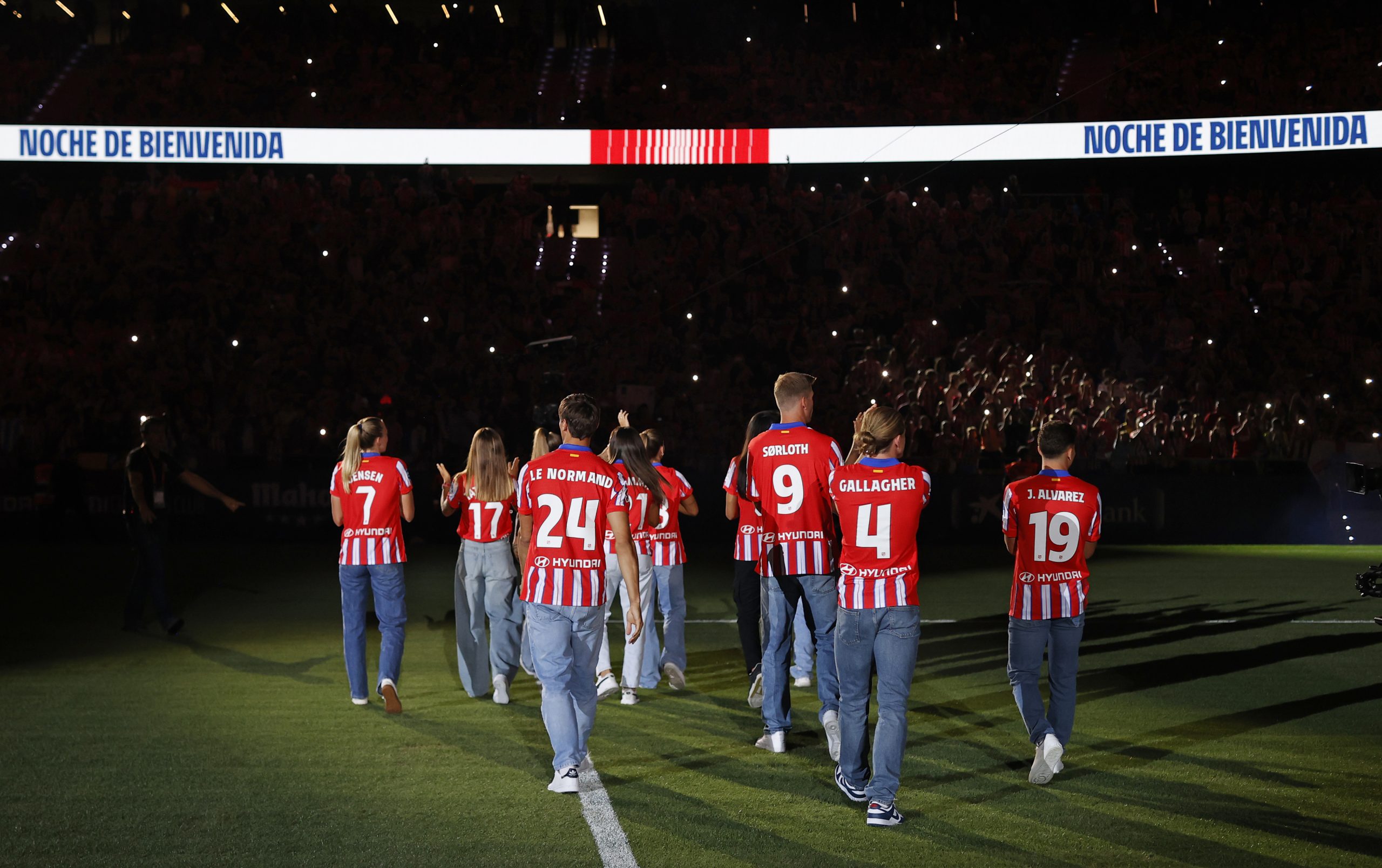 Fútbol.- La afición del Atlético agasaja en el Metropolitano a los nuevos fichajes de sus primeros equipos