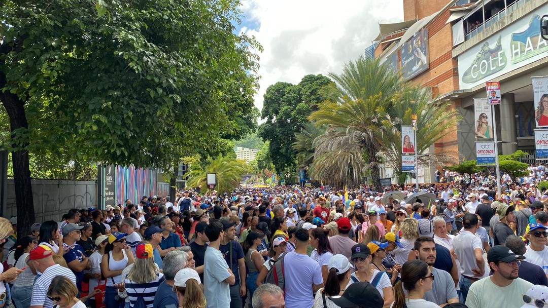 Contra todo pronóstico, venezolanos salen a las calles de Caracas en defensa de la victoria opositora