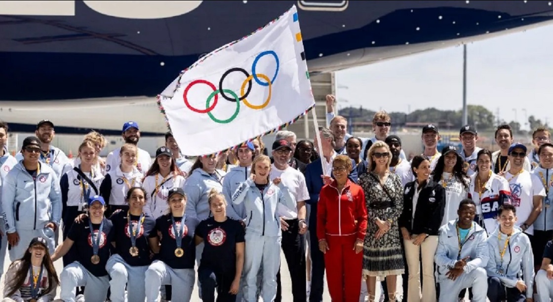 Los Ángeles recibe la bandera olímpica y la presión de los Juegos