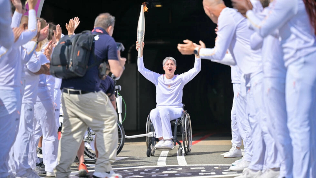 París 2024: la llama paralímpica llega a Francia por el Eurotúnel