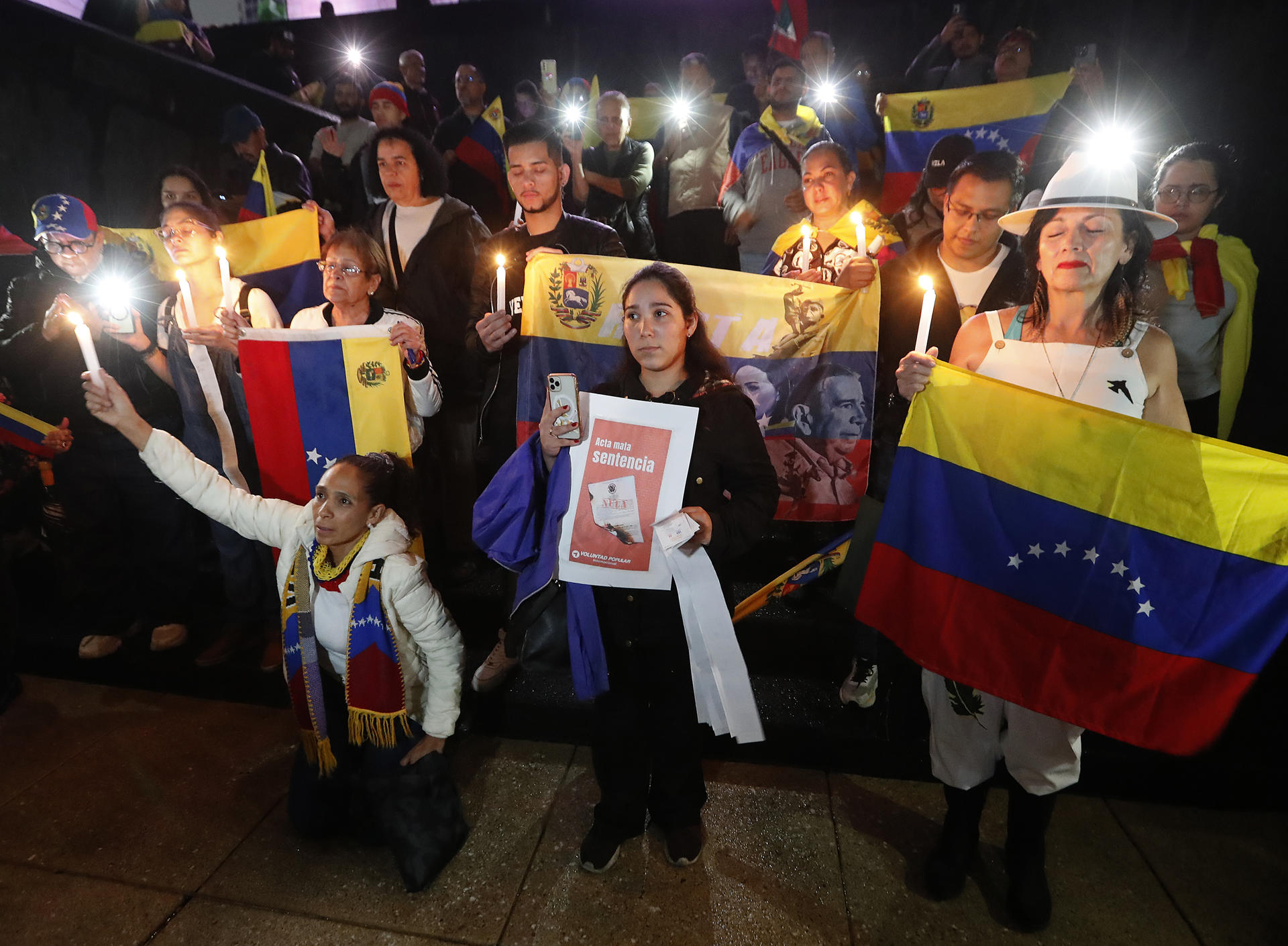 Venezolanos radicados en Ciudad de México realizan velada por resultado de elecciones en su país