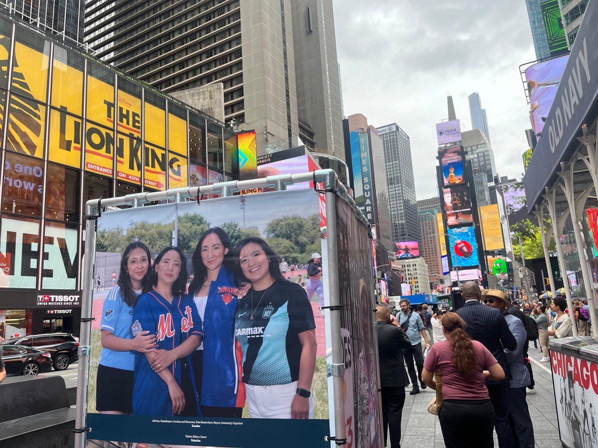 Una serie de retratos de inmigrantes adorna Times Square para fomentar la inclusión