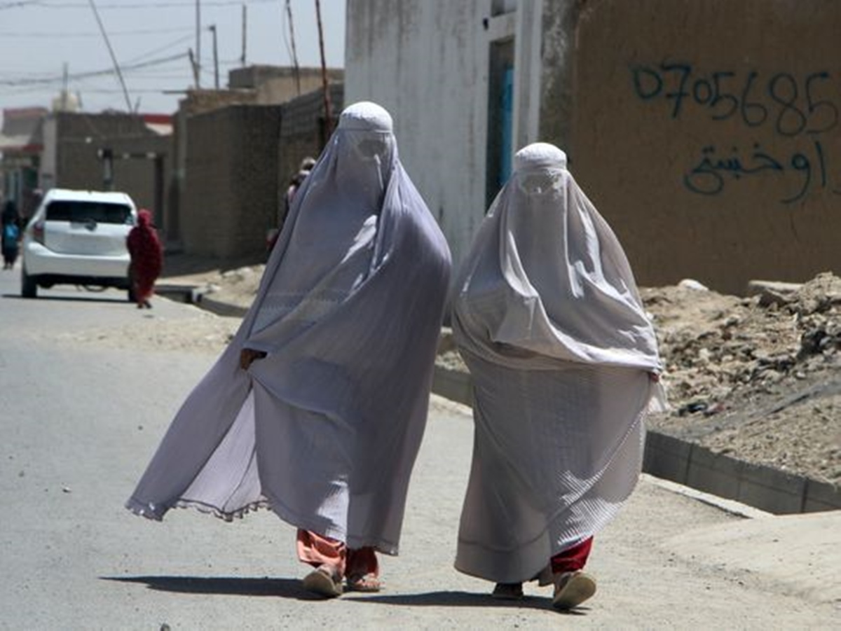 Talibanes prohíben el sonido de la voz de mujer y marcan el uso del velo como obligatorio