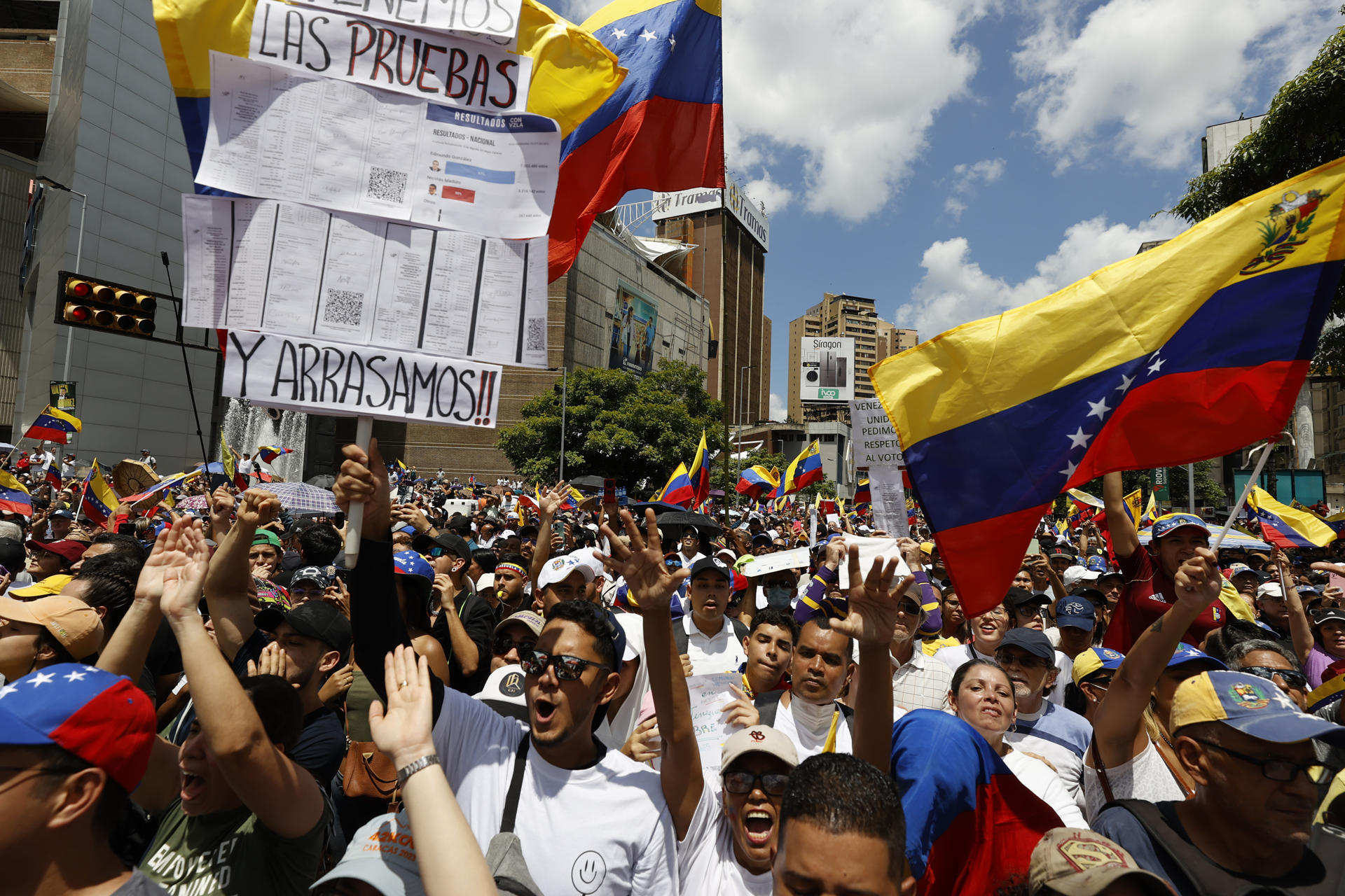 Machado reaparece en público entre el clamor de miles de personas concentradas en Caracas