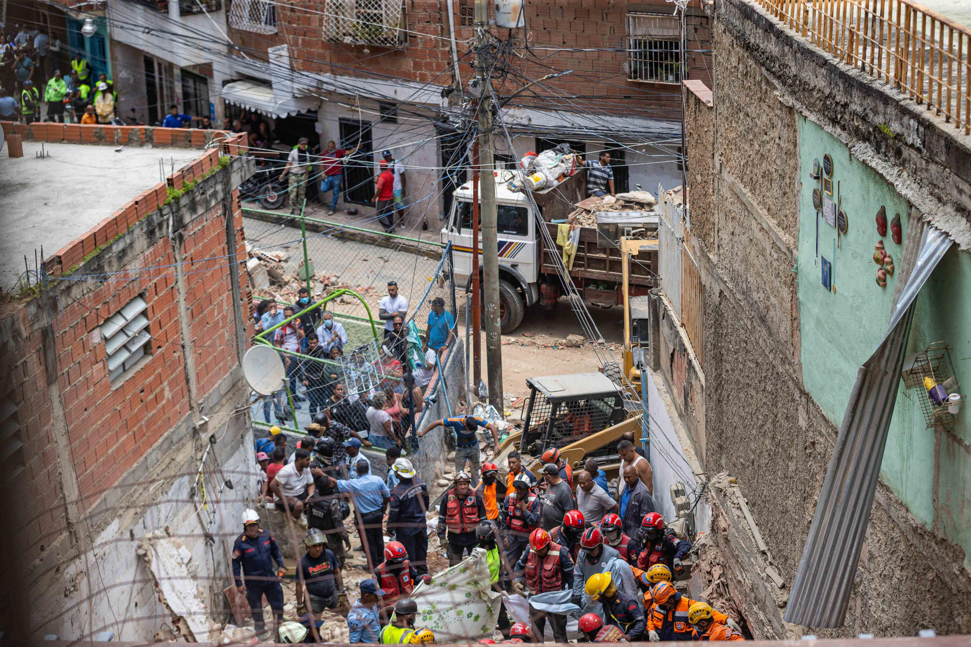 Seis muertos y 22 heridos por el derrumbe de una edificación en mayor favela de Venezuela