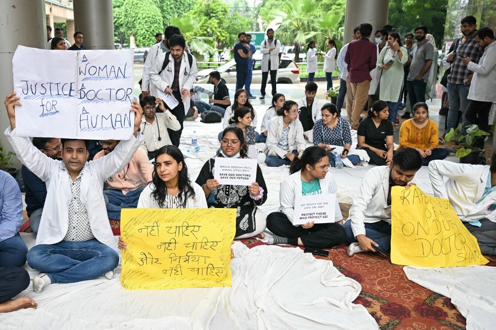 Protestas en la India: médicos convocan a paro indefinido tras violación y asesinato de una doctora