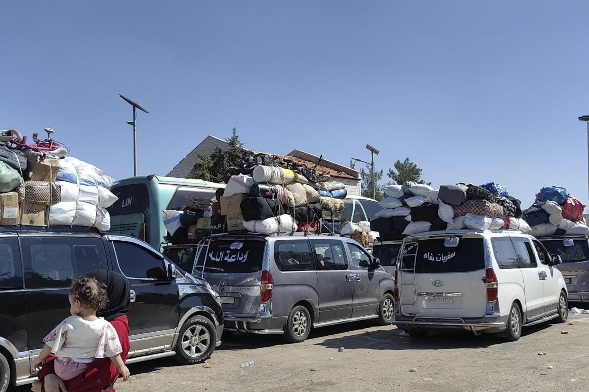 Desplazados libaneses huyen de los bombardeos hacia Siria