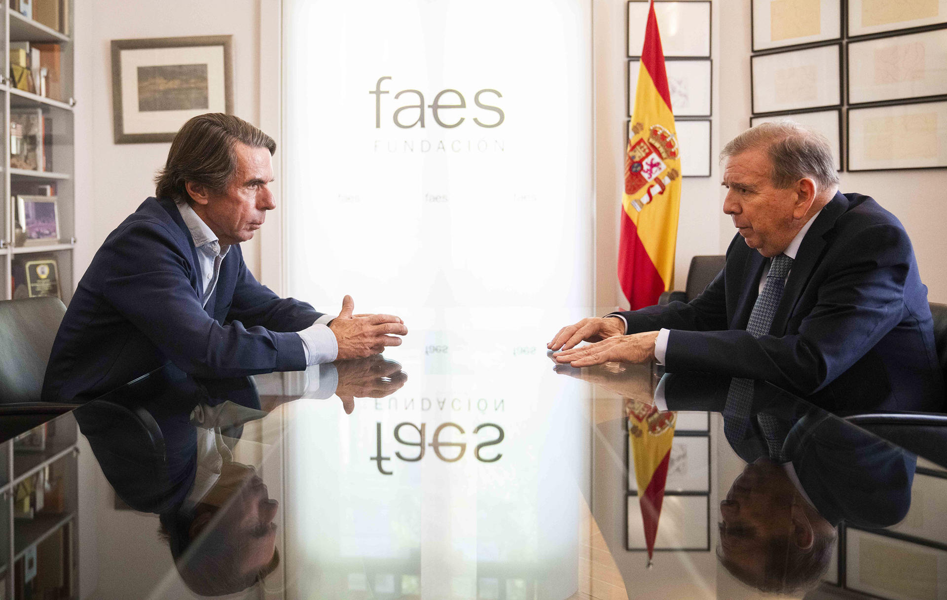 Edmundo Gonzalez meets with Aznar