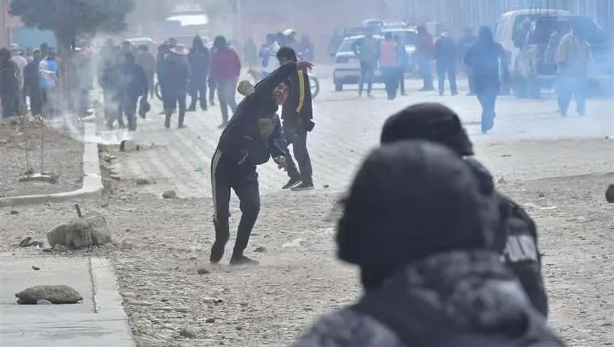 Seguidores de Luis Arce y Evo Morales protagonizan choques callejeros cerca de La Paz