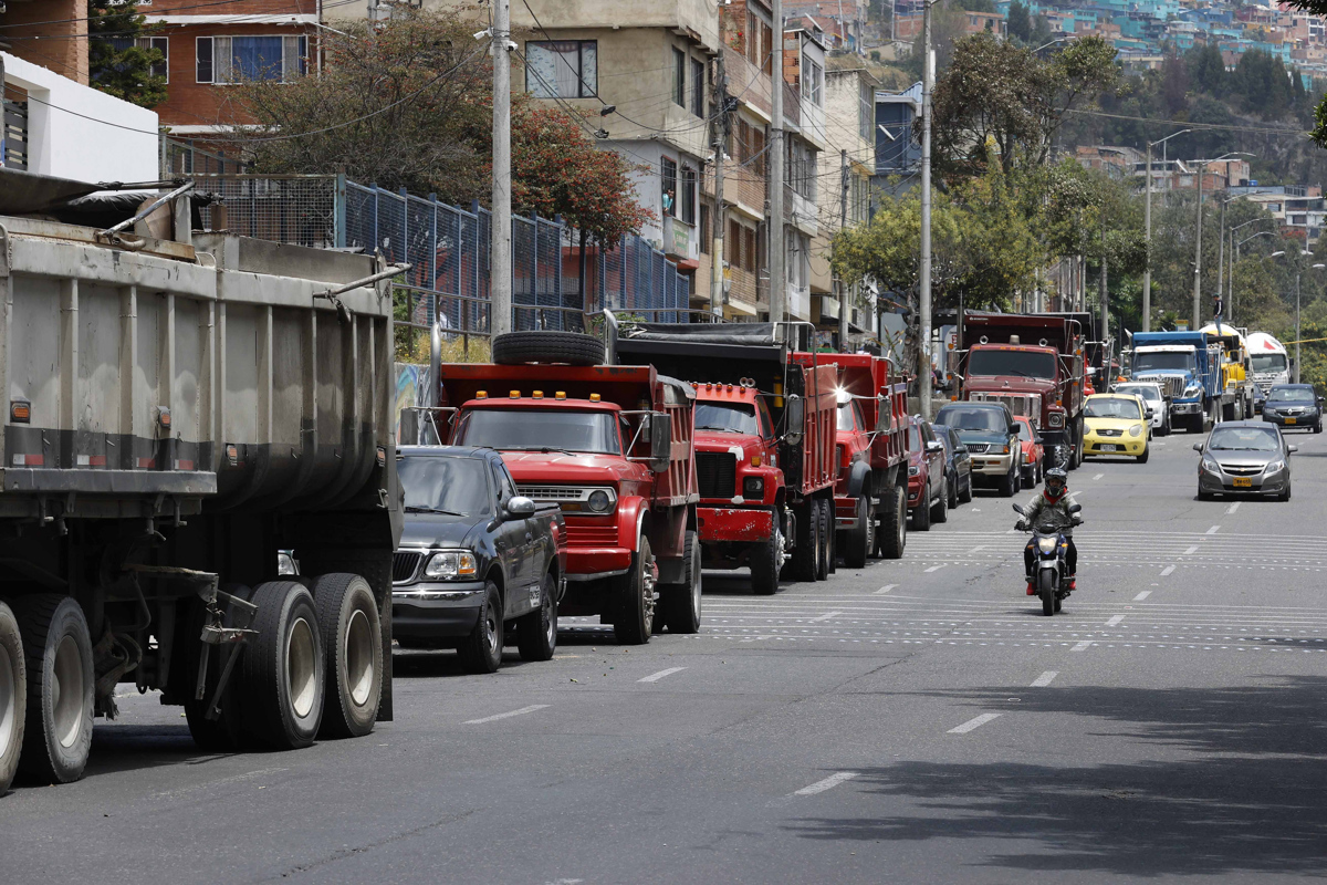 Camioneros bloquean carreteras de Colombia en protesta por el alza del diésel